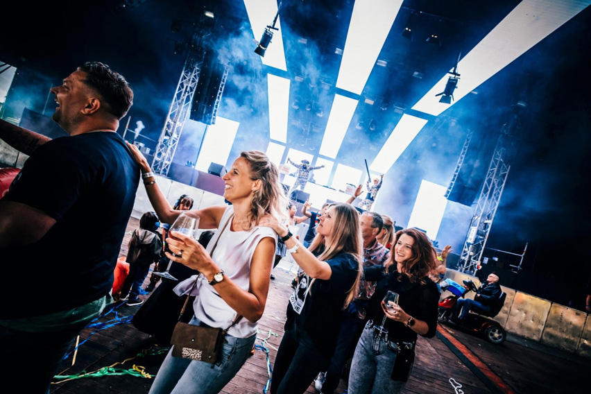 DJ booth, verlichting, decoratie, inrichting, complete entertainment, podium truss, show, bruiloft, feestverhuur